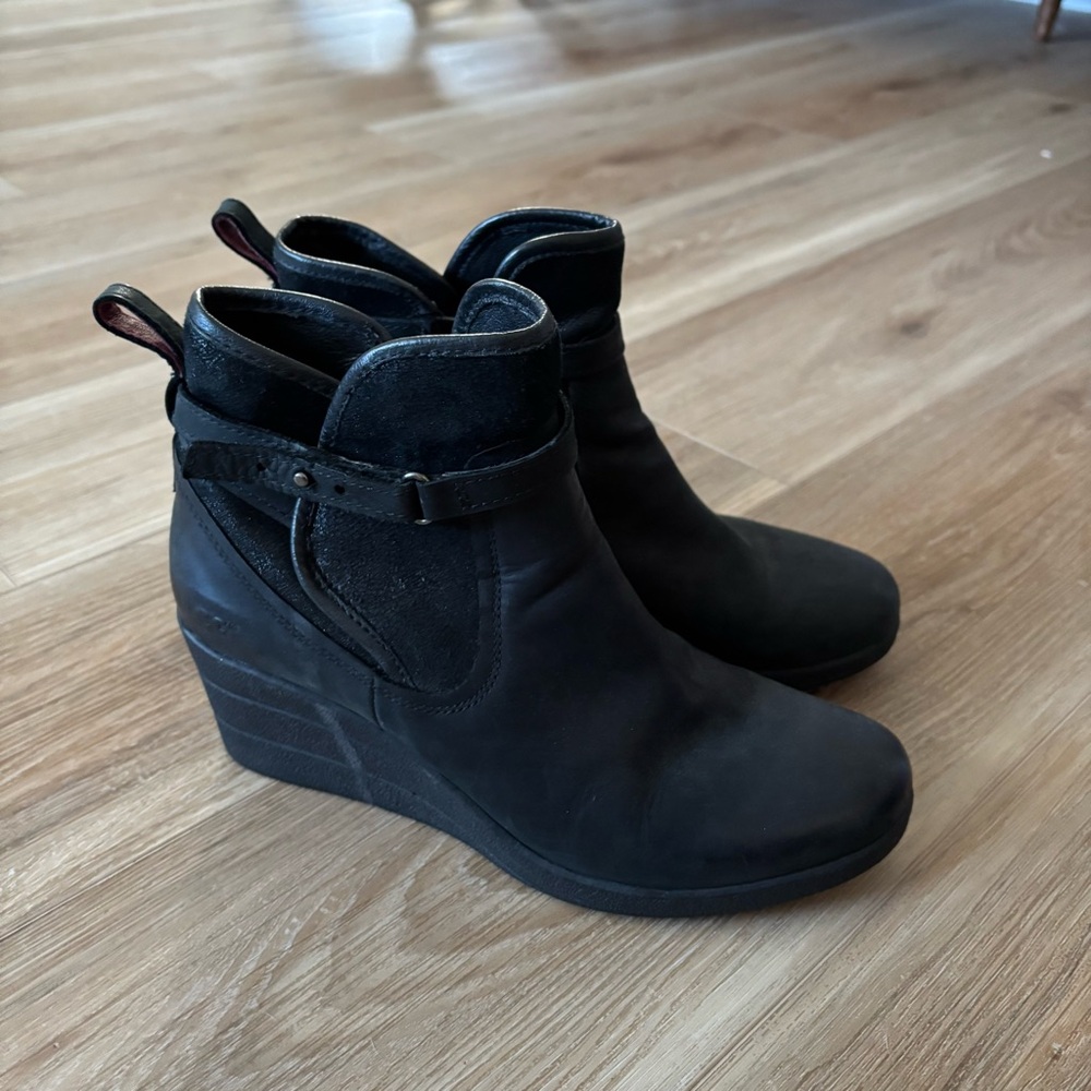 UGG Women Emalie Wedge Bootie Size 8 Waterproof Black Leather Sheepskin Comfy